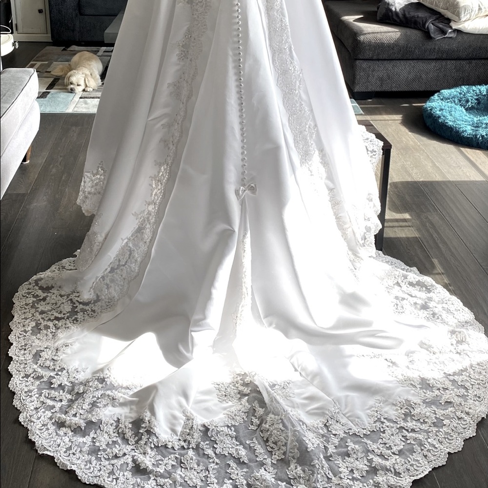 Elegant Wedding Dress & Veil - Brand New, Never Worn